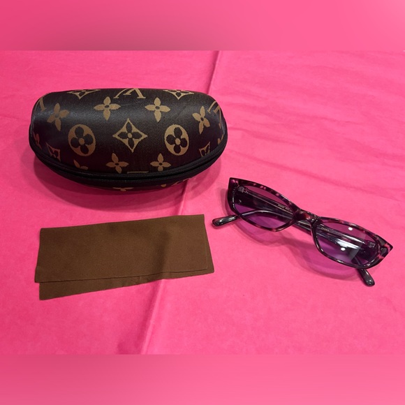 Vintage 1990s purple sunglasses - have been kept in amazingly great condition - Picture 1 of 4
